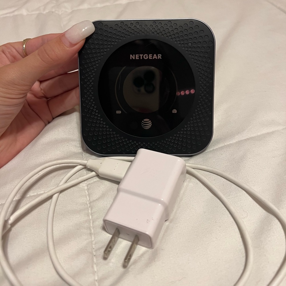 NETGEAR Nighthawk® Mobile Hotspot Router (MR1100-100NAS) - Picture 3 of 3